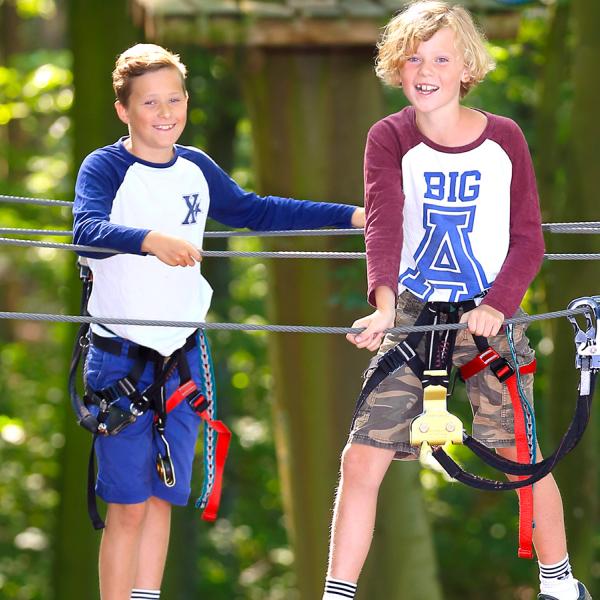 Mach es dem Mädchen auf dem Bild gleich. Begib dich auf einen der vielen Parcours im Kletterpark, die sich inmitten einer wunderschönen Umgebung befinden. Die Parcours gibt es in verschiedenen Schwierigkeitsgraden, sodass auch schon Kinder ab 4 Jahren mitmachen können.