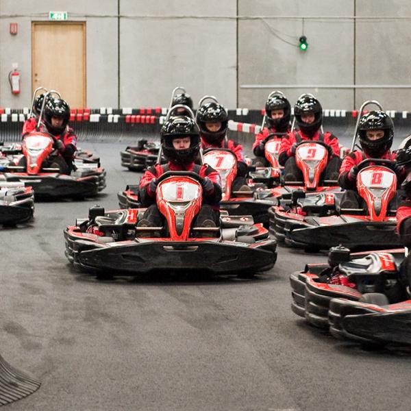 3 Kinder fahren in Go-Karts um die Wette. Kinder im Alter von 7 Jahren und mit einer Mindestkörpergröße von 120 cm können hier mit speziell angefertigten Go-Karts fahren. Die ganze Familie kann hier also einen Tag voll mit Tempo und Spannung erleben.