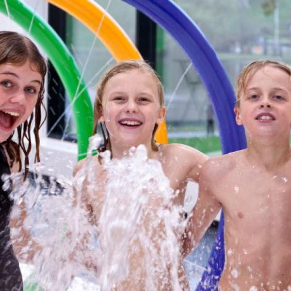 Lieben deine Kinder das Wasser ebenso sehr wie diese Kinder hier im Wasserpark? Dann setzt eure Schwimmbrillen auf und genießt einen aktiven Familienurlaub im LEGOLAND® Billund Resort. Hier erwarten euch viele kinderfreundliche Strände und gleich mehrere Wasserparks.