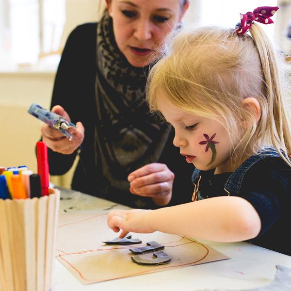 Lebe dich wie dieses Mädchen kreativ aus. Im Erlebnishaus Nicolai für Kinder kann man kleben, schneiden und malen. Man kann aber auch an Seilen klettern und mit Kissen bauen. Erkunde zudem den Sinnesraum und vieles mehr. Ein wunderbarer Tag im weltbesten Familienurlaub de im LEGOLAND® Billund Resort.