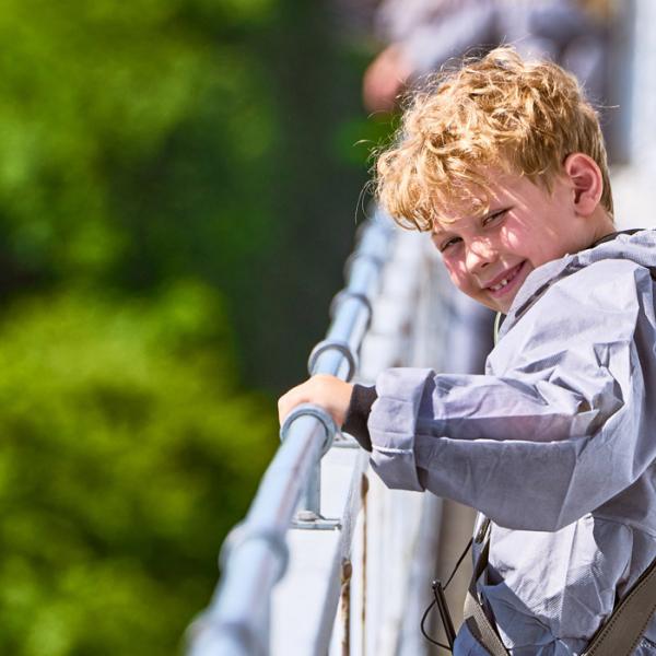 Unternimm einen Spaziergang auf der 60 Meter hohen Brücke und beobachte die Schiffe, die unter ihr hindurchfahren. Vielleicht entdeckt ihr ja sogar einen Schweinswal! Verbringt einen aktiven Familienurlaub im LEGOLAND® Billund Resort und kommt mit vielen Naturerlebnissen im Rucksack nach Hause.