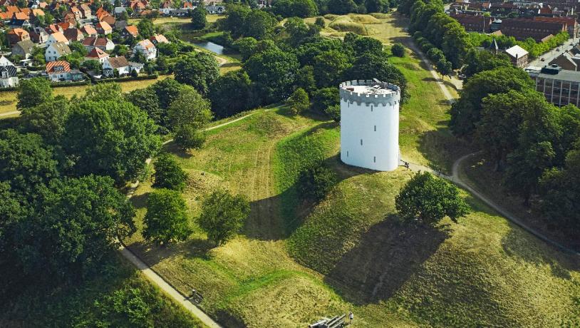 Blick von Fredericia Vold mit Bastion und Stadt im Hintergrund – historisches Festungsbauwerk in Dänemark.