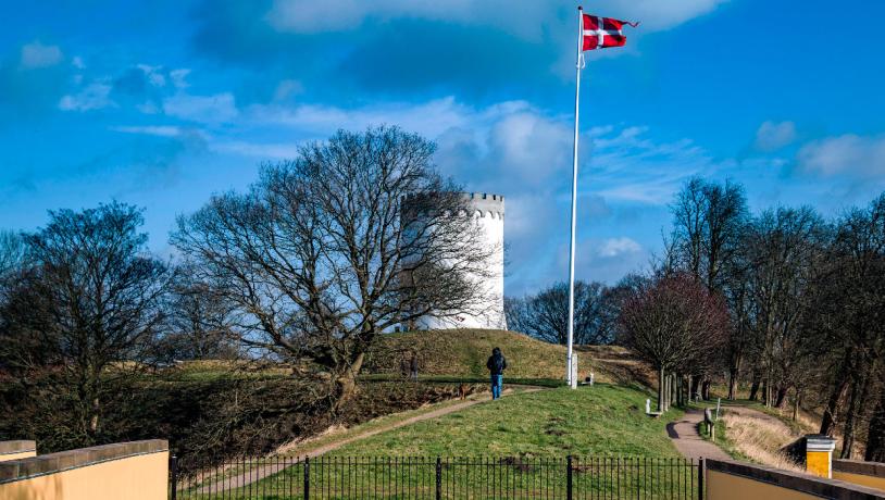 Paar beim Spaziergang entlang der Wallanlagen von Fredericia – historische Festung in grüner Umgebung.