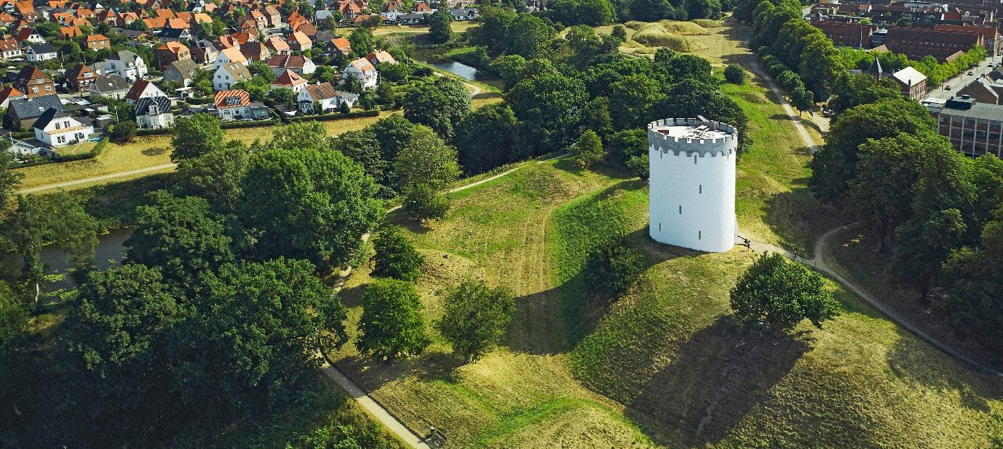 Blick von Fredericia Vold mit Bastion und Stadt im Hintergrund – historisches Festungsbauwerk in Dänemark.