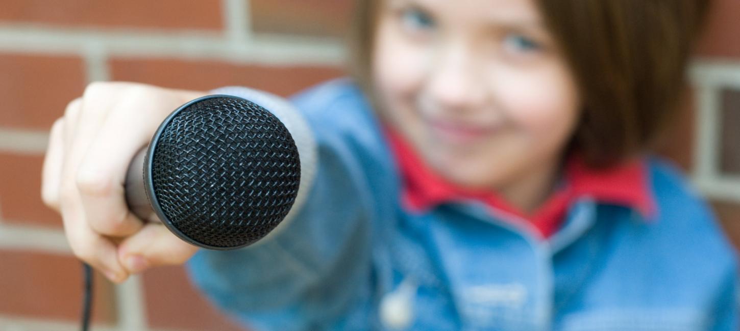 Ein Mädchen hält das Mikrofon hin. Sie ist bereit für das Interview. Die Presse ist im LEGOLAND® Billund Resort immer willkommen. Hier mehr erfahren.