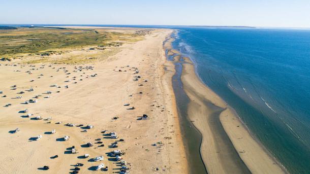 Ontdek het breedste strand van Europa, Lakolk Strand in Denemarken, waar je met de auto kunt rijden