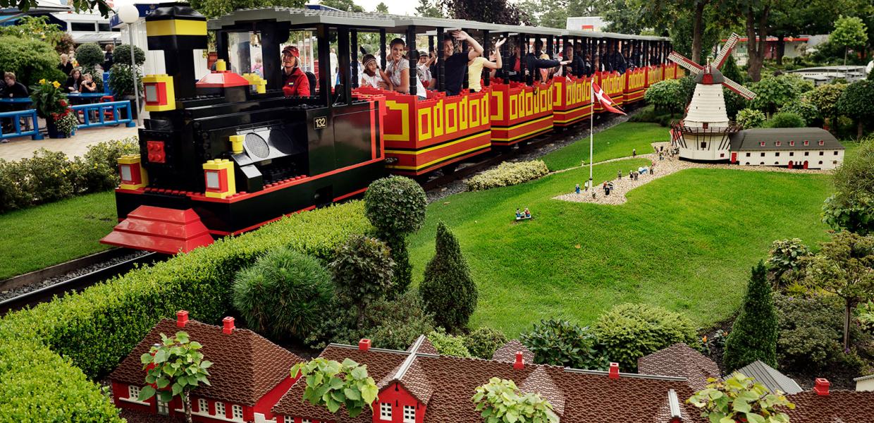 Kommt vorbei und erlebt den LEGO® Zug im LEGOLAND Park in Billund. Probiert zudem einige der anderen 30 Fahrgeschäfte aus, die mit Sicherheit für Nervenkitzel sorgen Oder verbringt eine schöne Zeit im Miniland oder im DUPLO® Land.