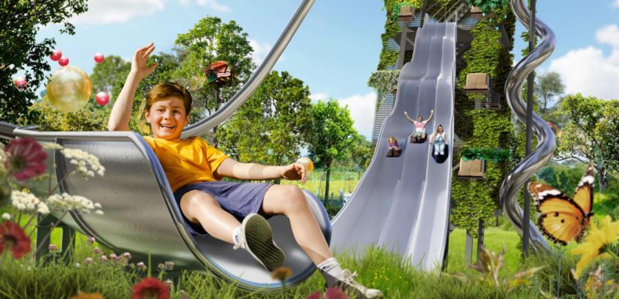 Entdeckt den wunderbaren Wald im WOW Park. Man kann sich, wie dieser Junge, von ganz oben nach unten schwingen. Oder mit Riesenbällen in die gigantisch großen Netze springen.