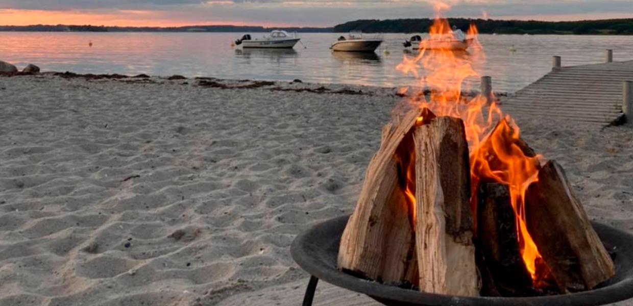 Hygge med baal paa stranden 