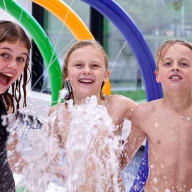 Slotssøbadet-børn-i-spraypark