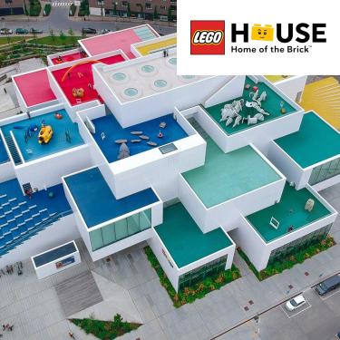 LEGO® House, ”Home of the Brick”, er et kæmpe oplevelseshus på 12.000 m2 og fyldt med 25 millioner LEGO® klodser. Du kan også udforske huset udvendig. Her er mange plateauer med sjove temaer.