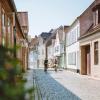Fietsers rijden door Aabenraa Slotsgade in Sønderjylland in Zuid Jutland, Denemarken