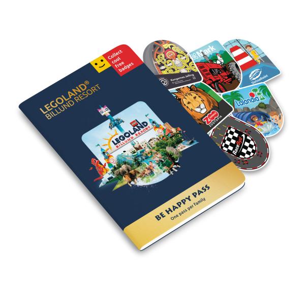 Der Be Happy Pass ist ein lustiger und kostenloser Pass für Familien mit Kindern, die im LEGOLAND® Billund Resort übernachten. Die Attraktionen in der Umgebung überreichen allen, die einen Be Happy Pass mitbringen, einen Adventure Badge.