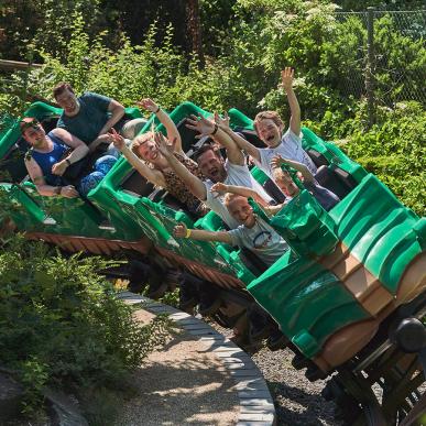 Saust auf der grünen Drachenrutsche im LEGOLAND® Park in hohem Tempo nach unten. Oder probiert einen der anderen 50 Fahrgeschäfte für Kinder und Familien aus.