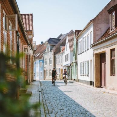 Fietsers rijden door Aabenraa Slotsgade in Sønderjylland in Zuid Jutland, Denemarken