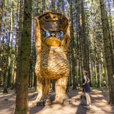 Ga op trollen safari in Denemarken. Trol Jensnej van Thomas Dambo verstopt zich in het mooie Kustland