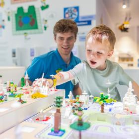 I LEGO® House kan du være byarkitekt en hel dag. Byg og se, hvad der sker. Du kan også udforske de andre topattraktioner i LEGOLAND Billund Resort i ferien. 