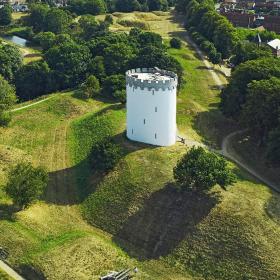 Blick von Fredericia Vold mit Bastion und Stadt im Hintergrund – historisches Festungsbauwerk in Dänemark.