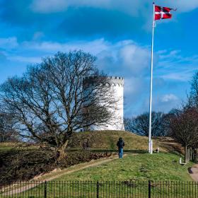 Paar beim Spaziergang entlang der Wallanlagen von Fredericia – historische Festung in grüner Umgebung.