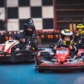 Möchtest du mit deiner Familie ein temporeiches Erlebnis erleben? Dann geht Go-Kart fahren! Kinder dürfen bereits ab 7 Jahren mitmachen. Verbringt zusammen einen aktiven Familienurlaub im LEGOLAND® Billund Resort. Hier erwarten euch sowohl drinnen als auch draußen viele Aktivitäten für die ganze Familie.
