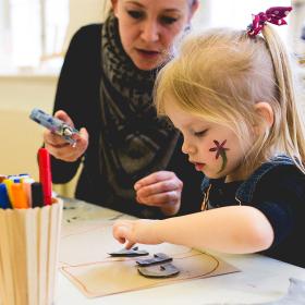 Lebe dich wie dieses Mädchen kreativ aus. Im Erlebnishaus Nicolai für Kinder kann man kleben, schneiden und malen. Man kann aber auch an Seilen klettern und mit Kissen bauen. Erkunde zudem den Sinnesraum und vieles mehr. Ein wunderbarer Tag im weltbesten Familienurlaub de im LEGOLAND® Billund Resort.