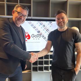 Håndtryk mellem Martin Perregaard-Bitsch, Direktør for Destination Trekantområdet og Dan Granath, CEO for GoTo HUB
