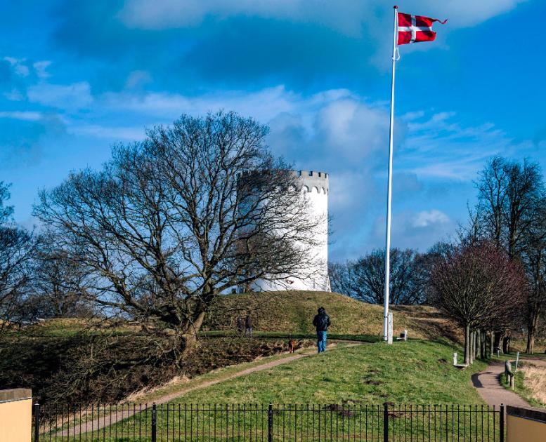 Paar beim Spaziergang entlang der Wallanlagen von Fredericia – historische Festung in grüner Umgebung.